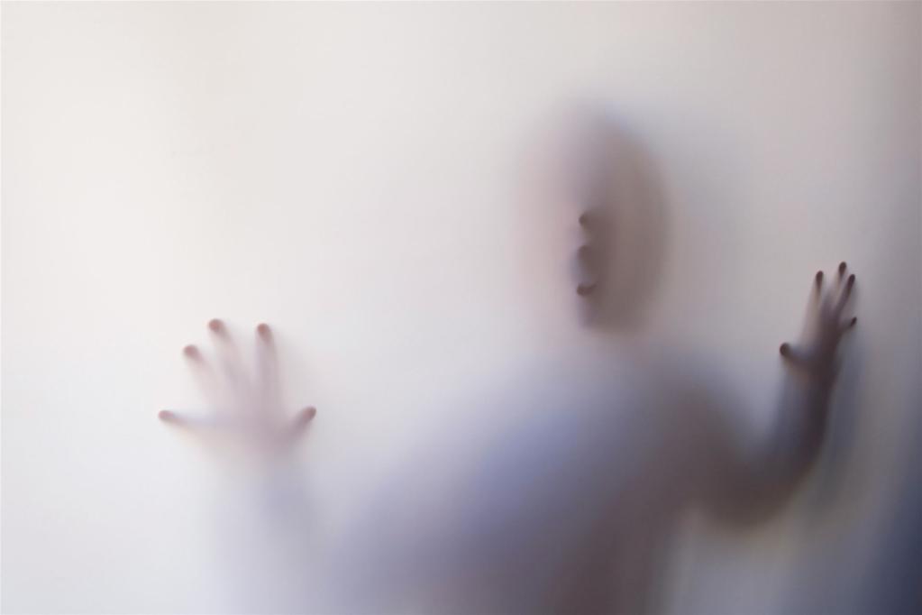 Person Hinter Weißer Abdeckung